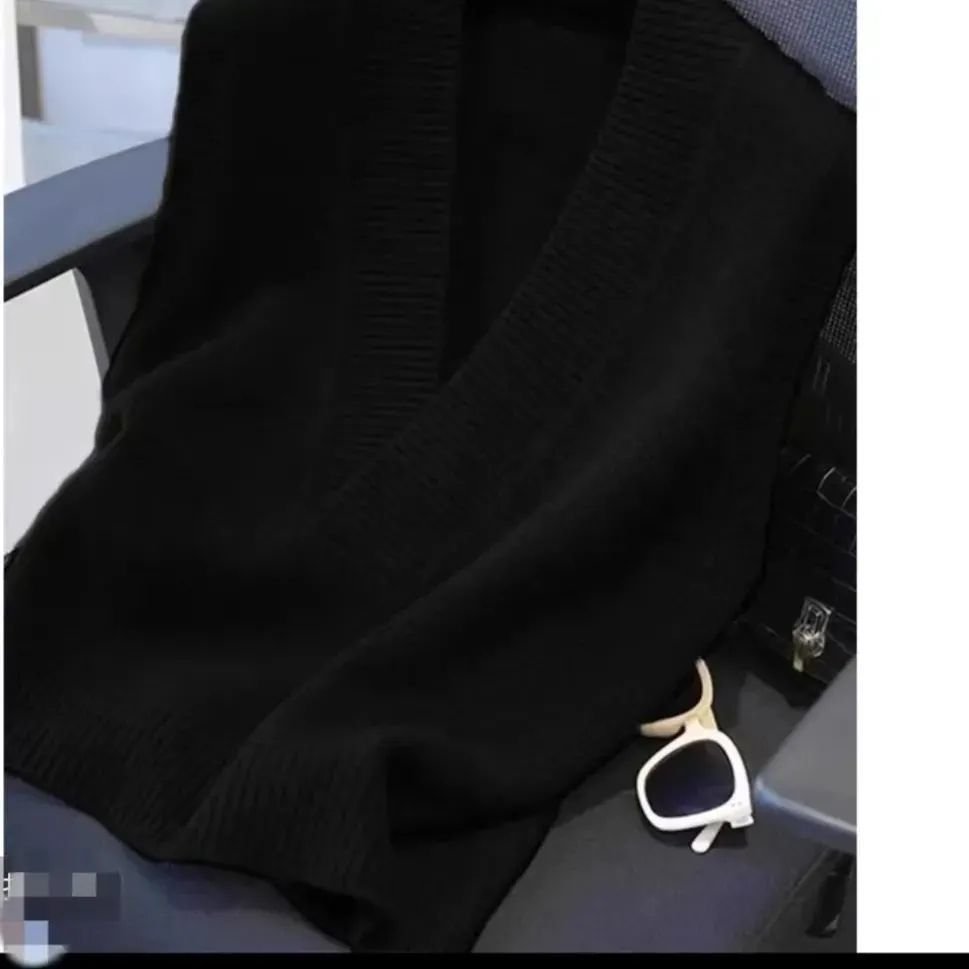 Solid-color Large V-neck Loose-fitting Knit Vest - الصورة 5