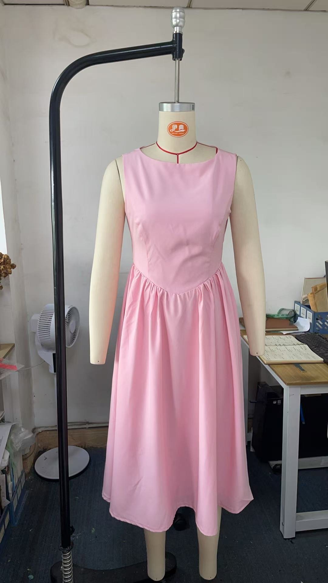 Women's Backless Fashion Crewneck Sleeveless Dress - الصورة 3