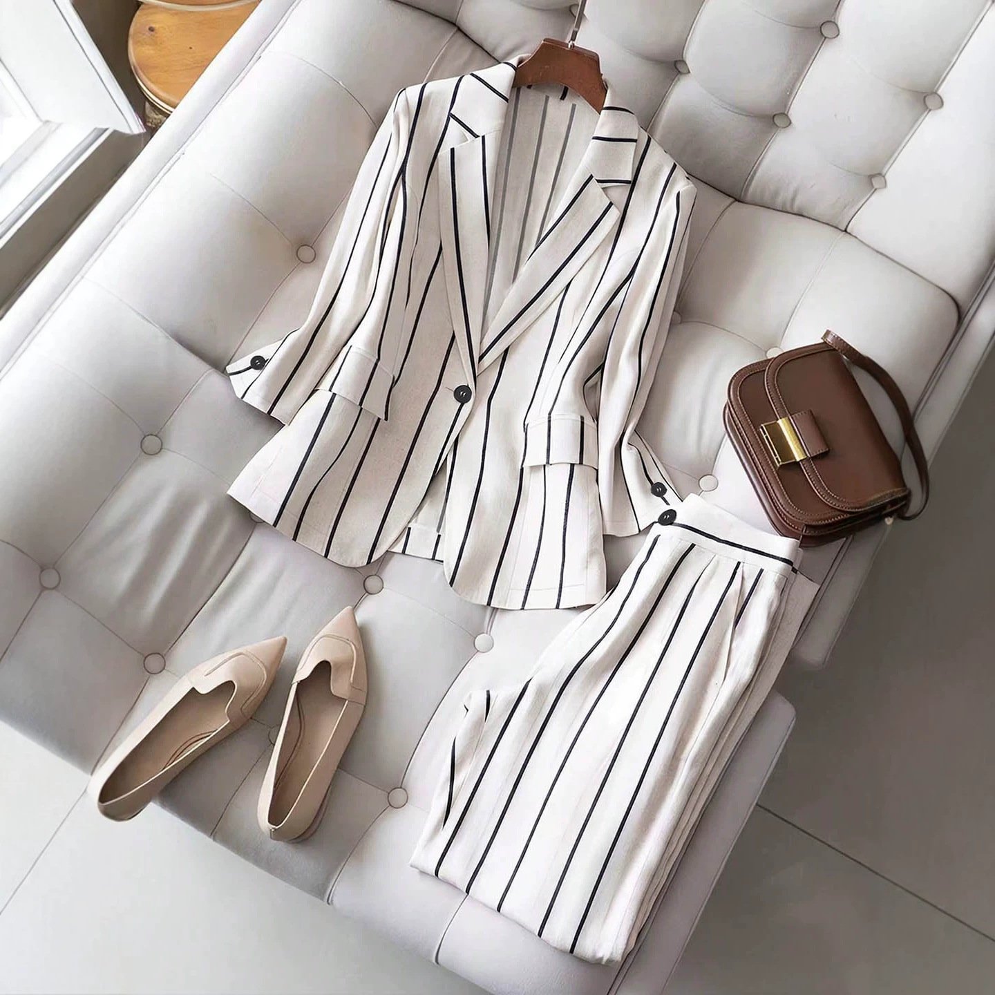 Elegant Vertical-striped Coat And High-waisted Wide-leg Pants For Women - الصورة 2
