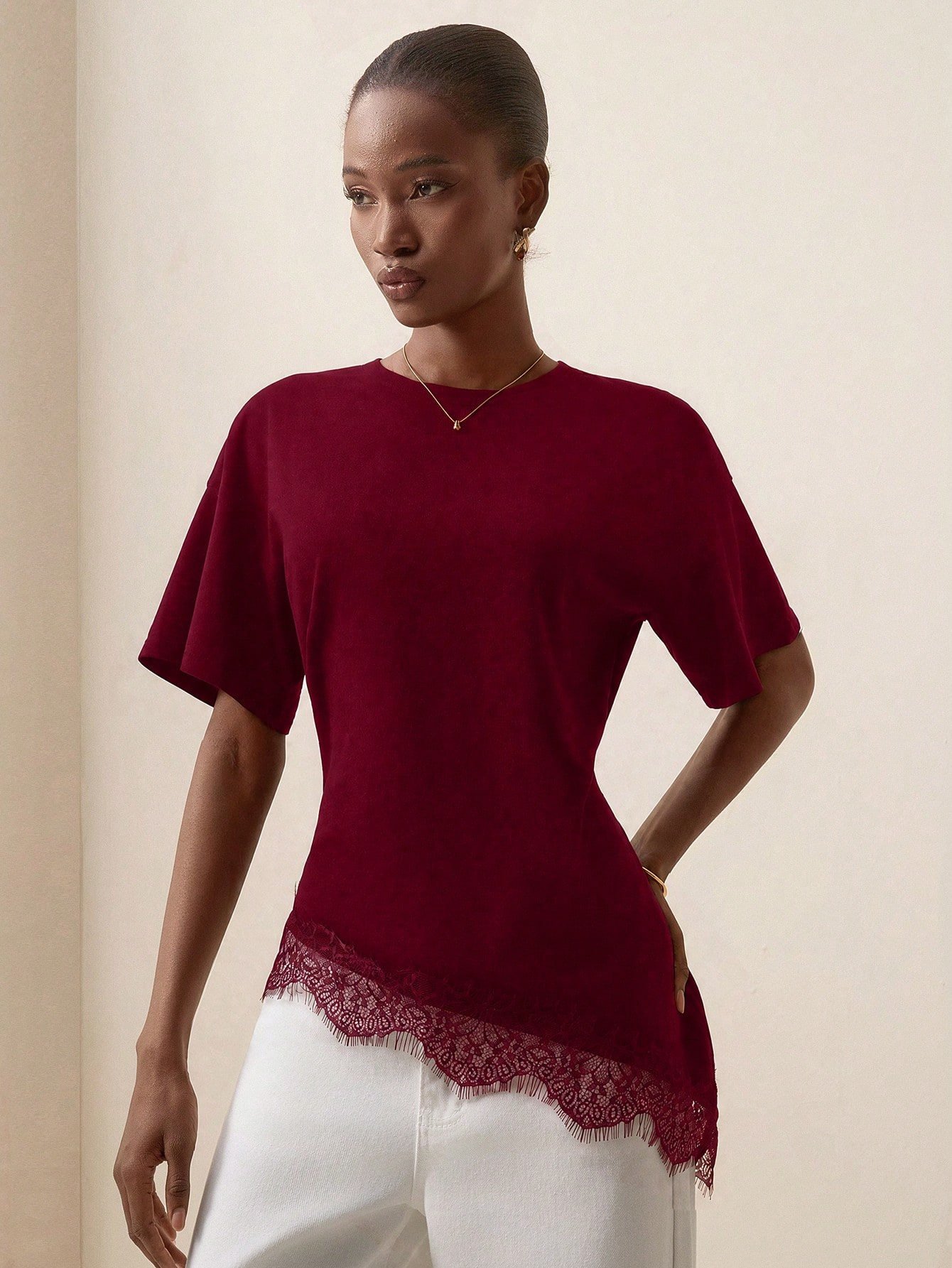 Summer Round-neck Hollow-out Lace-trimmed Short-sleeve Women's Top - الصورة 4
